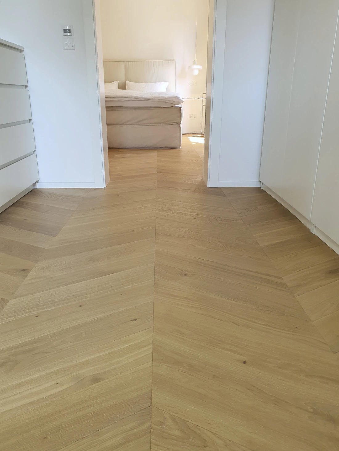 Französisches Fischgrät, Clear White - Select Chevron, helles Eichenparkett, Schlafzimmer