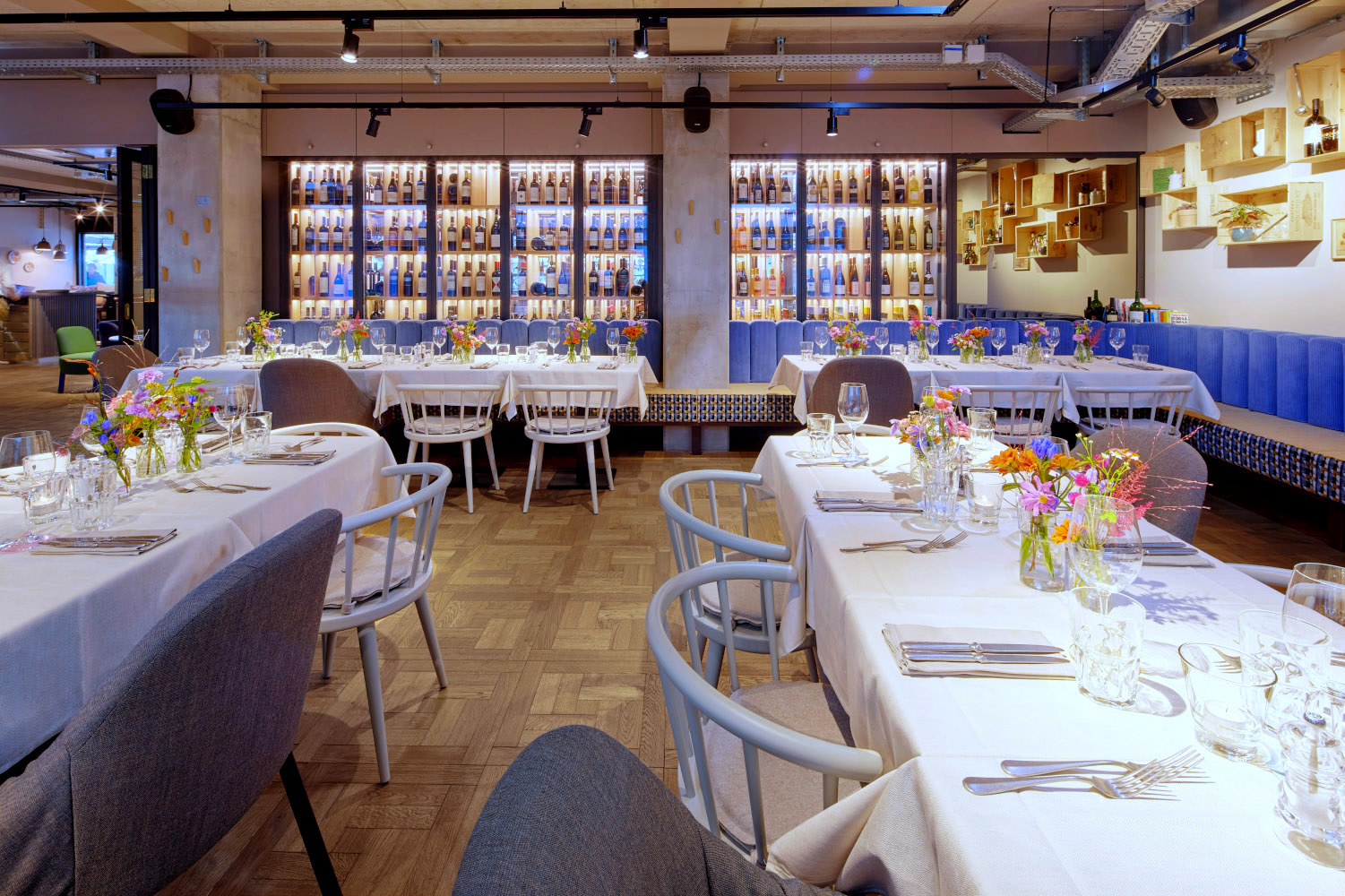 Tafelparkett London Walnut im Restaurant Röschtigrabe Schweiz