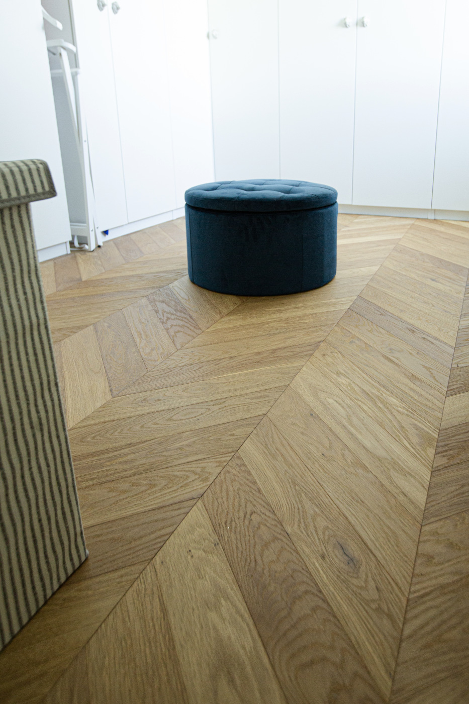 Französisches Fischgrät Parkett, Winkel 45°, Eiche Clear Oil, stark strukturiert Chevron Eichenparkett Naturöl