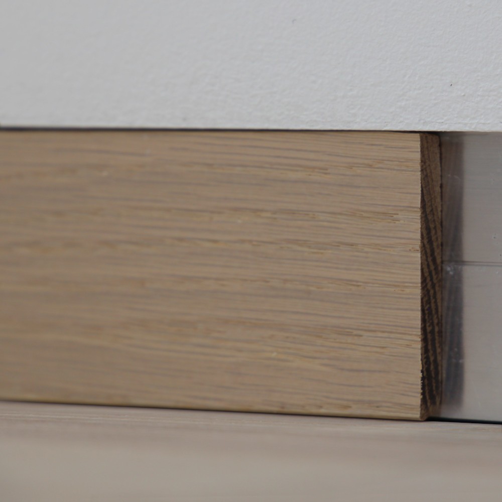 Sockelleiste Eiche weiß geölt, 60 x 10 mm Wandbündige Sockelleiste mit Metallprofil