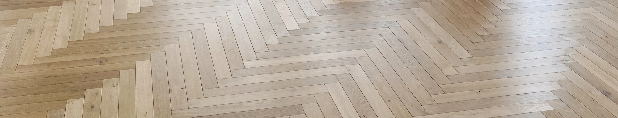 Fischgrät-Parkett Eiche Antik Sesame Helles Antikparkett, lange Fischgrätstäbe