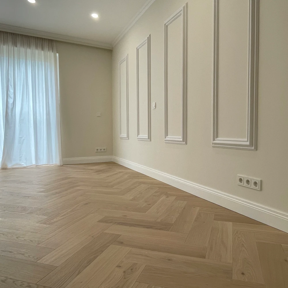 Klassisches Fischgrät Eiche Super White, Massivholz Sockelleiste Alt-Lübeck & ORAC W120 Autoire Wohnraum mit hellem Fischgrätparkett und Stuckdecor