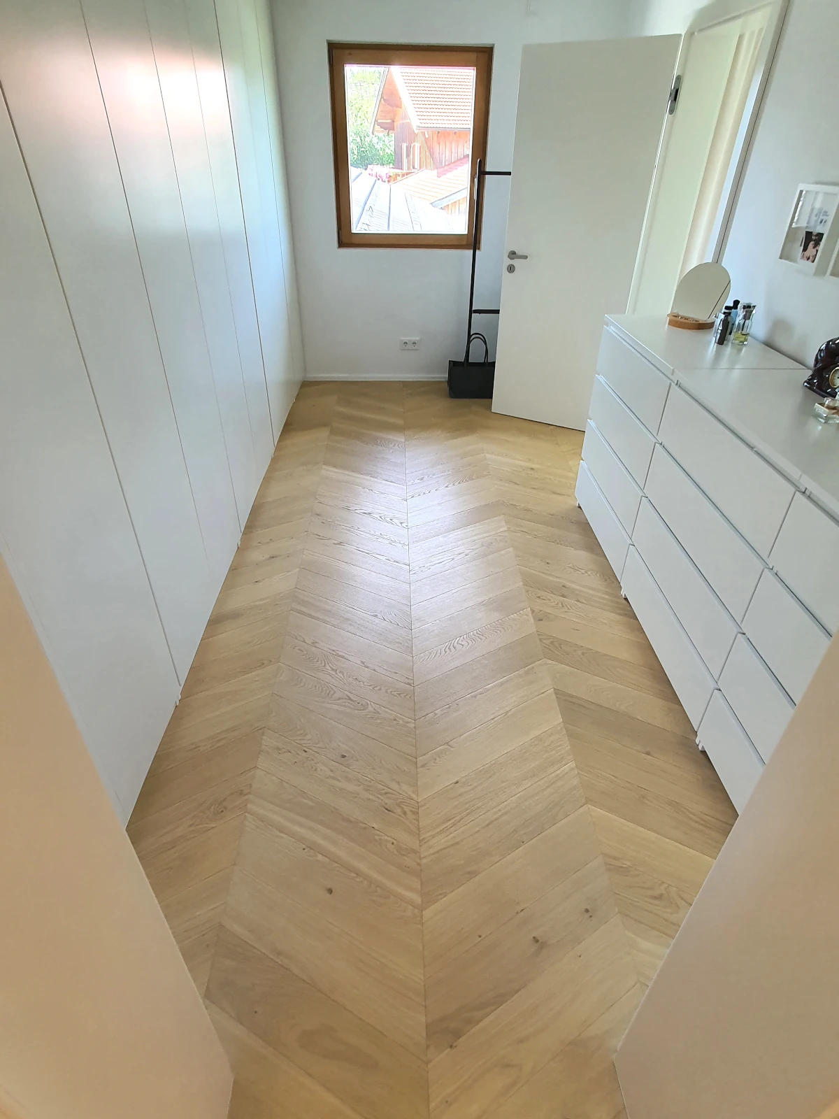 Französisches Fischgrät, Clear White - Select Chevron, helles Eichenparkett, Ankleidezimmer