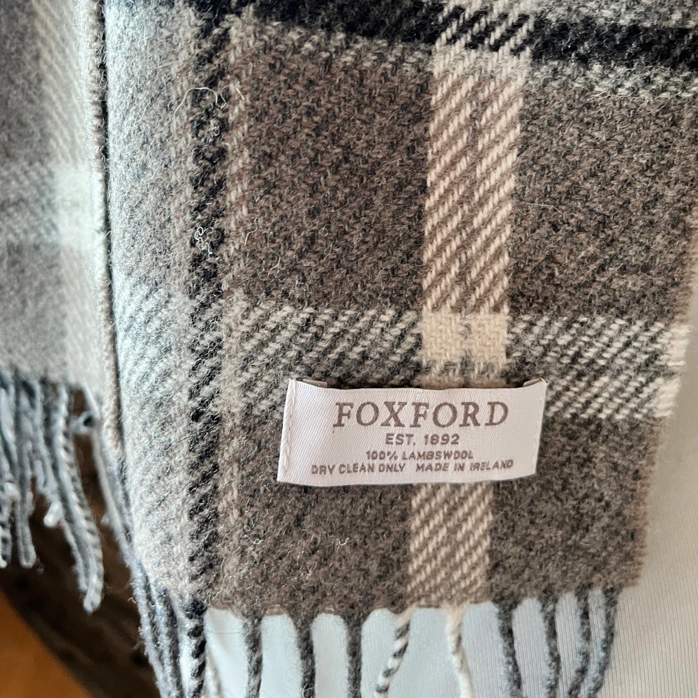 Foxford Wollschal - Grey & Sand Check Weiche Lambswool, made in Ireland