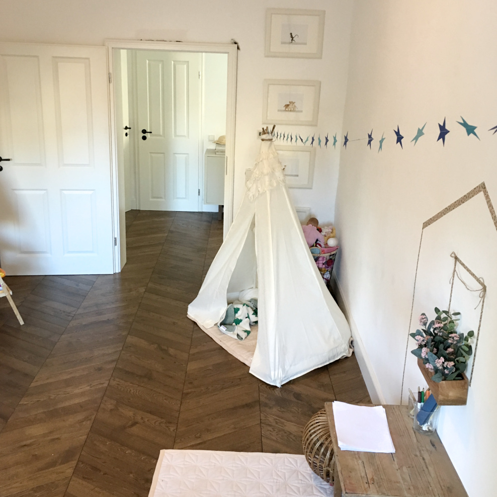 Parkett kastanienbraun, Altbausanierung, dunkelbraunes Parkett