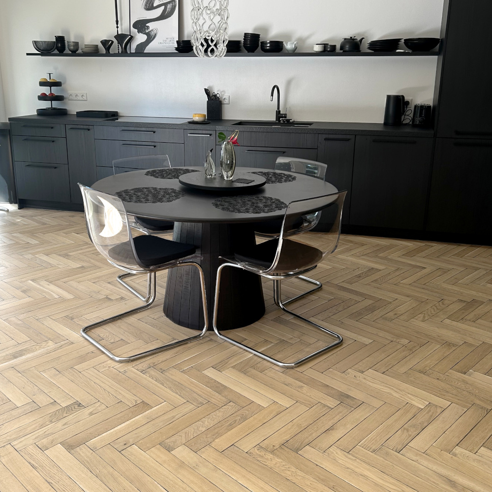 Massivholzparkett mit farblich abgesetzten Kanten