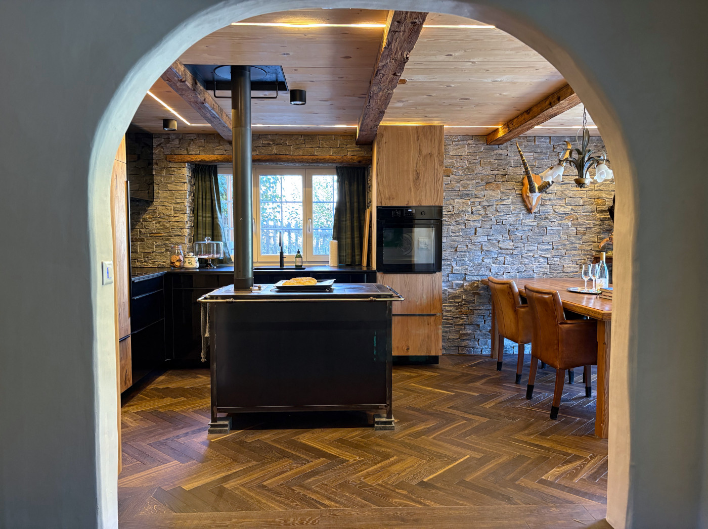 Fischgrät Massivholz Eiche Chocolate (geräuchert) - Sägerau Chalet Schweiz, dunkles Parkett