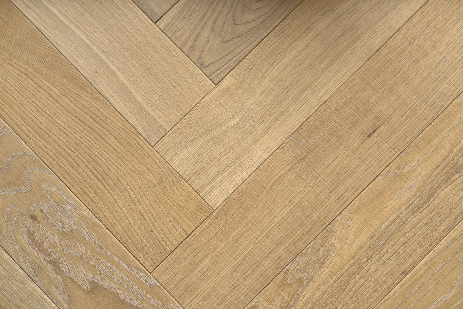 Fischgrät Sägerau Clear White, Eiche massiv Massivparkett, helles Fischgrätparkett