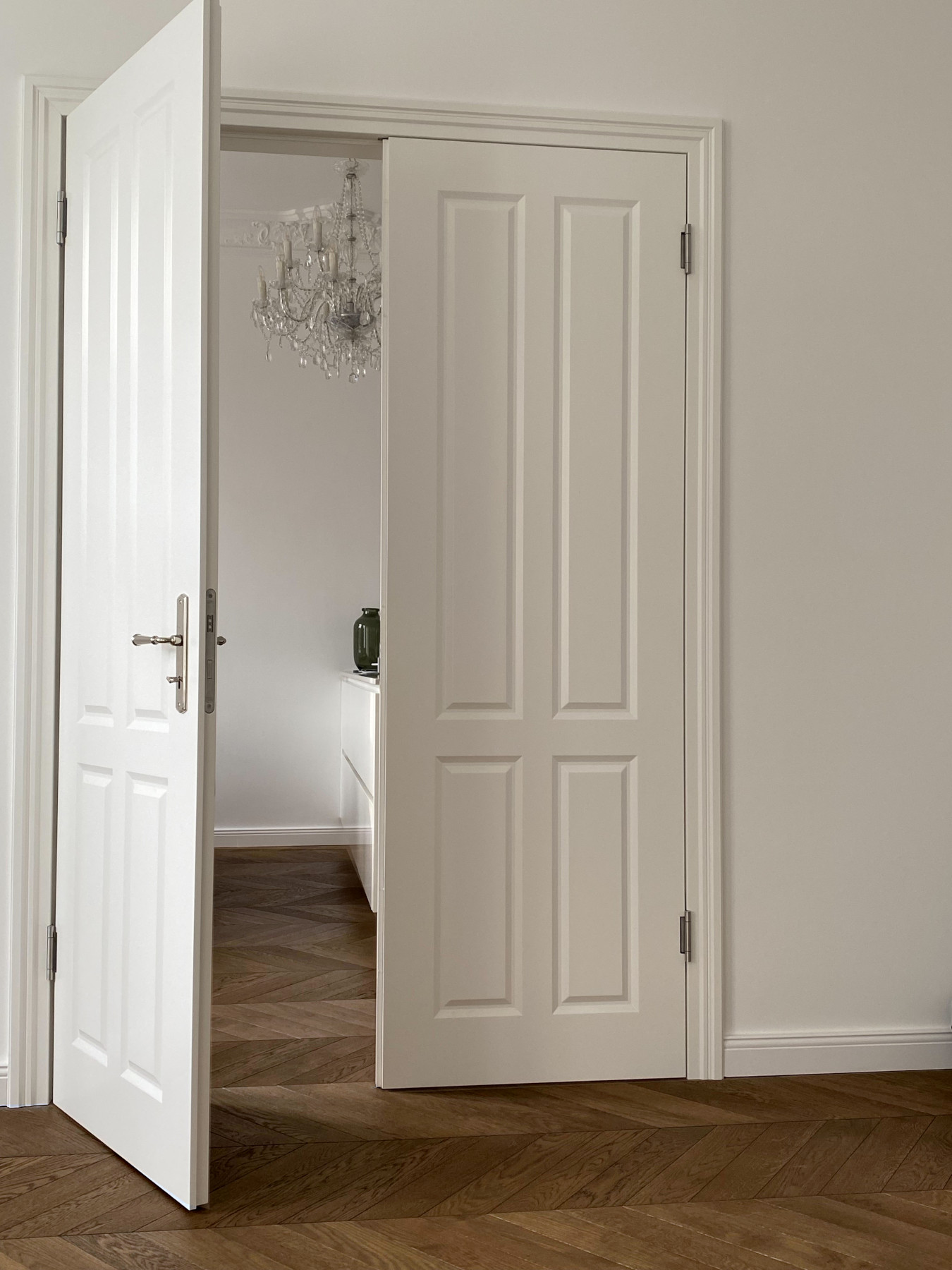 Französisches Fischgrät / Chevron , Massivholz "Walnut"  Sanierte Altbauwohnung, braunes Fischgrät Eiche