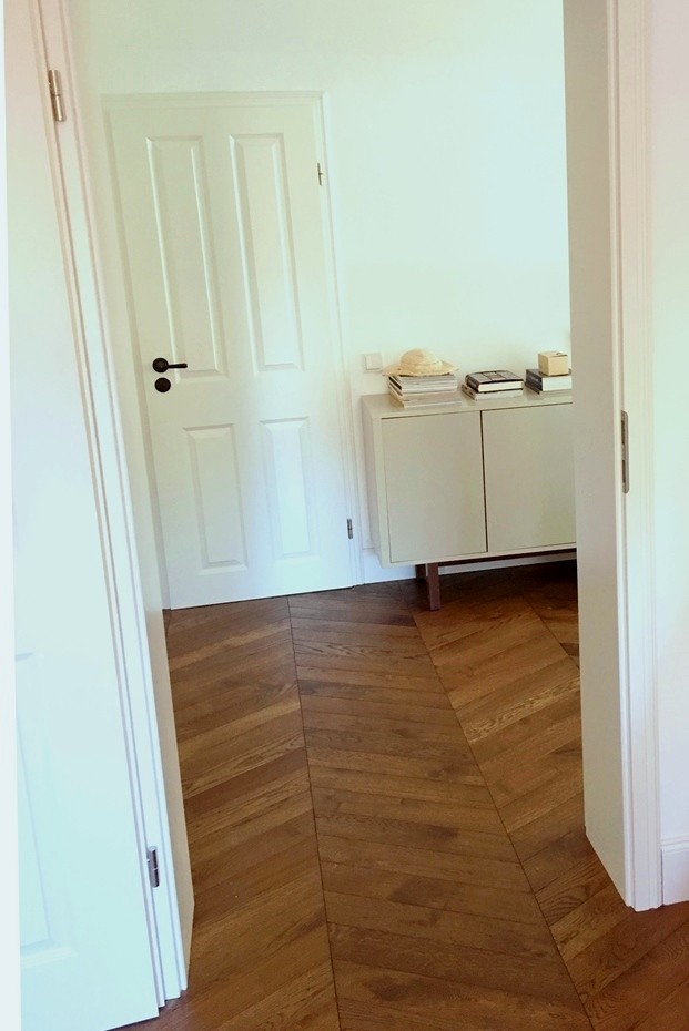 Französisches Fischgrät-Parkett 60° - Chevron - Eiche Chestnut Rustic Parkett kastanienbraun, Altbausanierung, dunkelbraunes Parkett