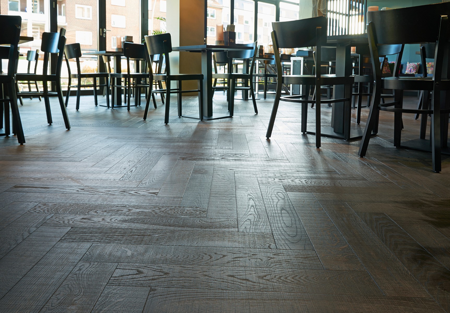 Eiche sägerau Ebony-upbeat im Restaurant Svaadish Fischgrätparkett Ebony Gastbereich