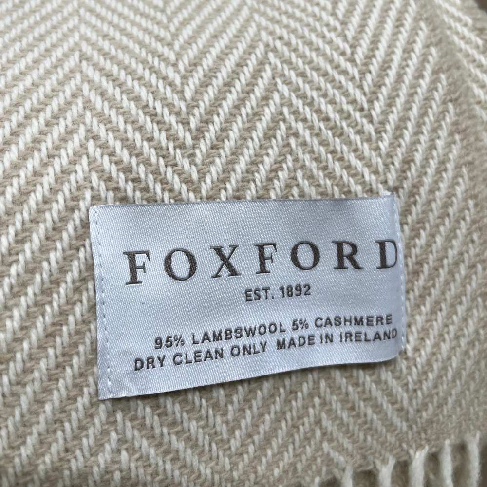 Plaid Cashmere Merino von Foxford - Cafè Latte  Plaid Cashmere Merino von Foxford - Cafè Latte