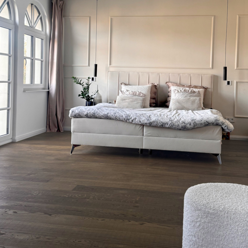 Dunkelbraune Eichendielen im Schlafzimmer