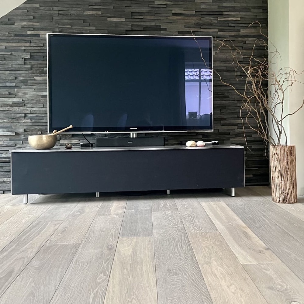 Dielen Cristal Grey strukturiert graubraune Eichendielen Räuchereiche