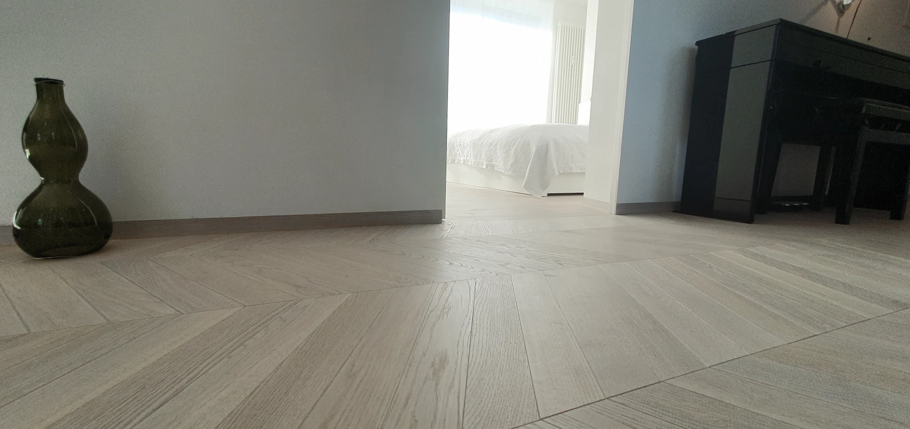 Französisches Fischgrät 60 °, Eiche massiv, Noblesse Polar White Chevron Massivholz, weißes Parkett