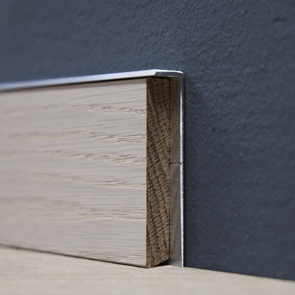 Sockelleiste Eiche weiß geölt, 60 x 10 mm Wandbündige Sockelleiste mit Metallprofil