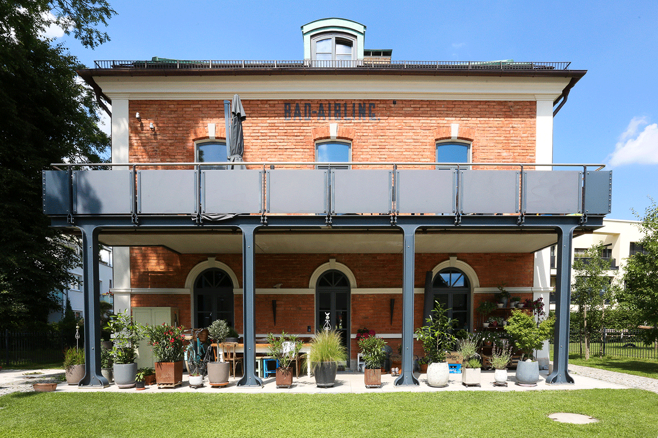 Aussenansicht renovierter ehemaliger Bahnhof Haus in Bad Aibling