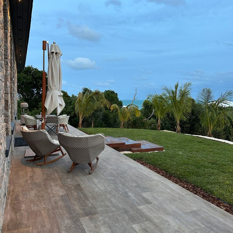 Französisches Fischgrät Altholz im Cottage auf den Bahamas Chevron Altholzparkett Karibik