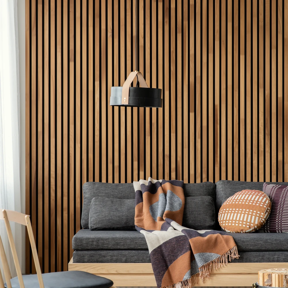 Akustikpaneele Espe Golden Wohnzimmer mit Sofa vor Wandverkelidung Akustikpaneele