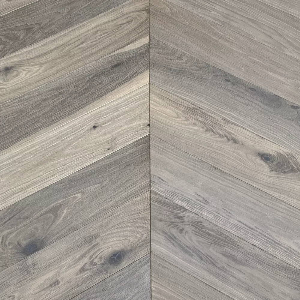 Franz. Fischgrät 60° Tonka, lebhafte Sortierung Chevron Räuchereiche