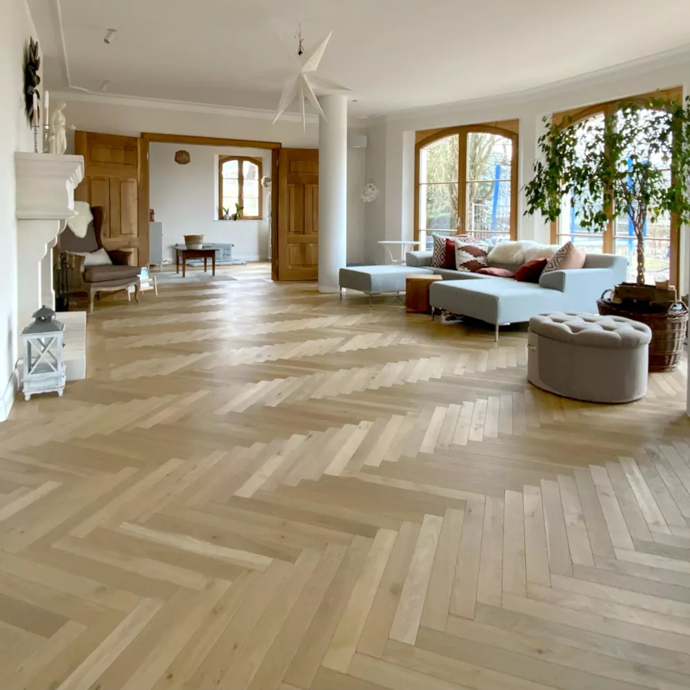 Helles Antikparkett, lange Fischgrätstäbe