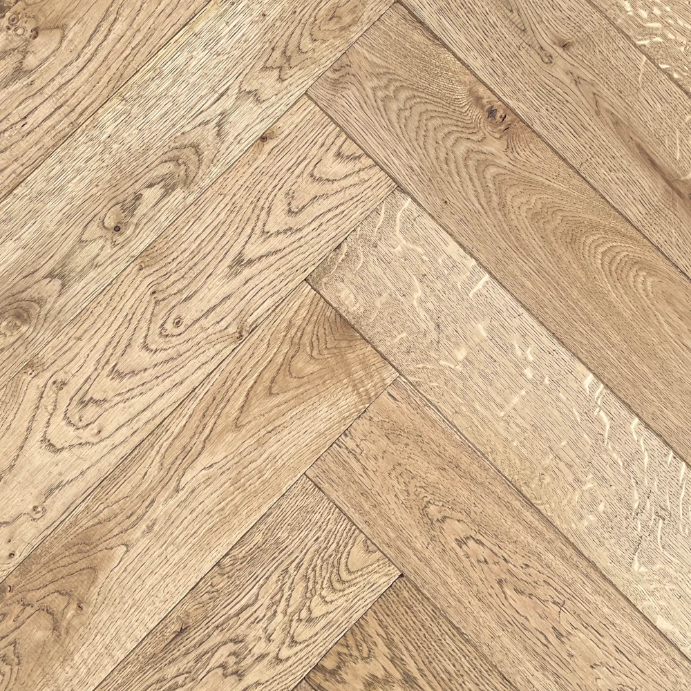 Eiche Antik Wild Horse Brown Braunes Massivholzparkett als klassisches Fischgrät