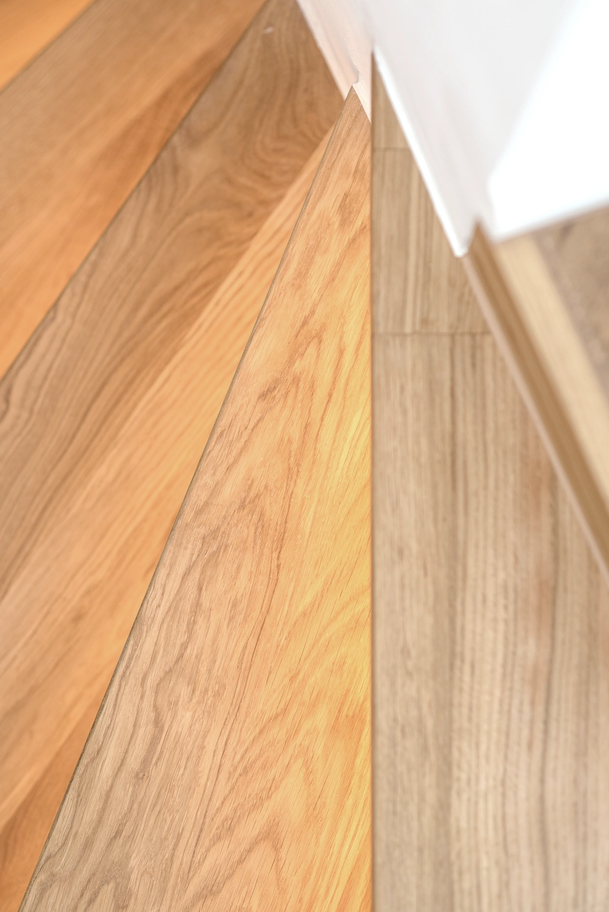 Fischgrät Sägerau Clear White, Eiche massiv Massivparkett, helles Fischgrätparkett