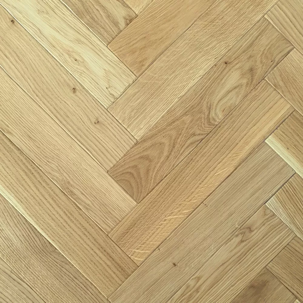 Fischgrät-Parkett mit Antikkante, natürlicher Eichenton Massivholz