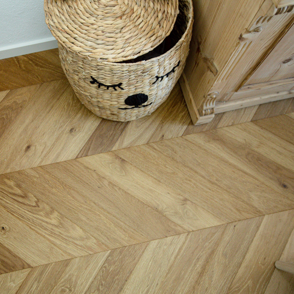 Französisches Fischgrät Parkett, Winkel 45°, Eiche Clear Oil, stark strukturiert Chevron Eichenparkett Naturöl