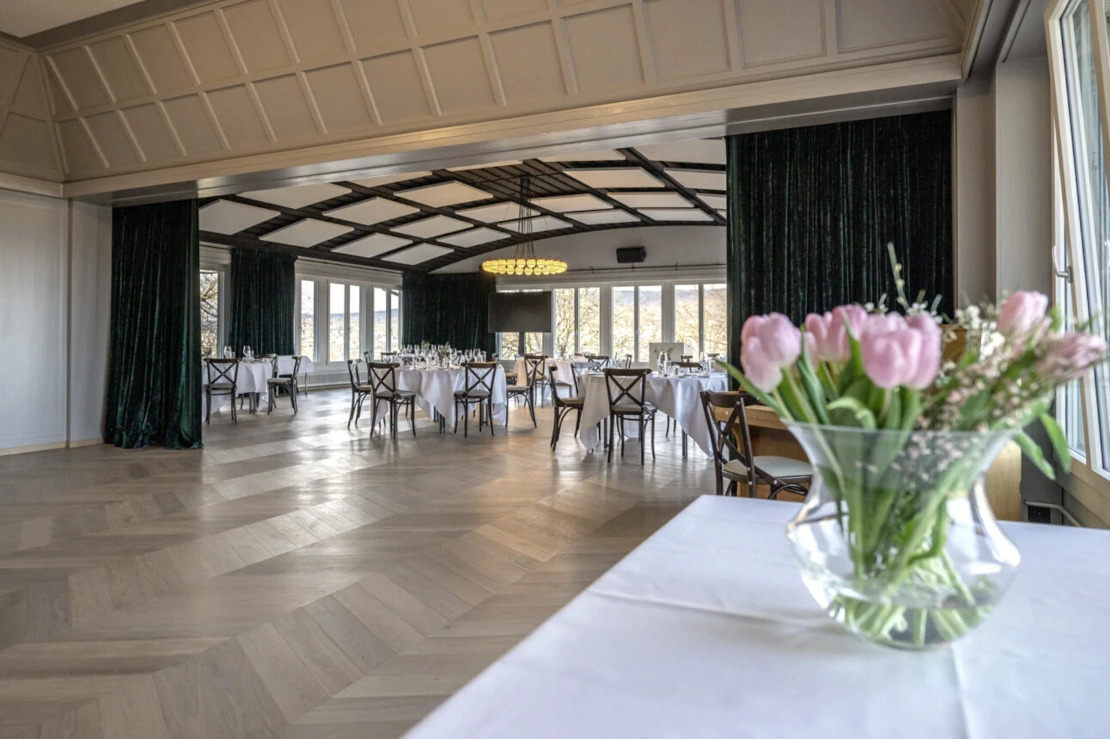 Französisches Fischgrät Eiche Pietra im Landgasthof Halbinsel Au Schweiz Chevron Veranstaltungssaal