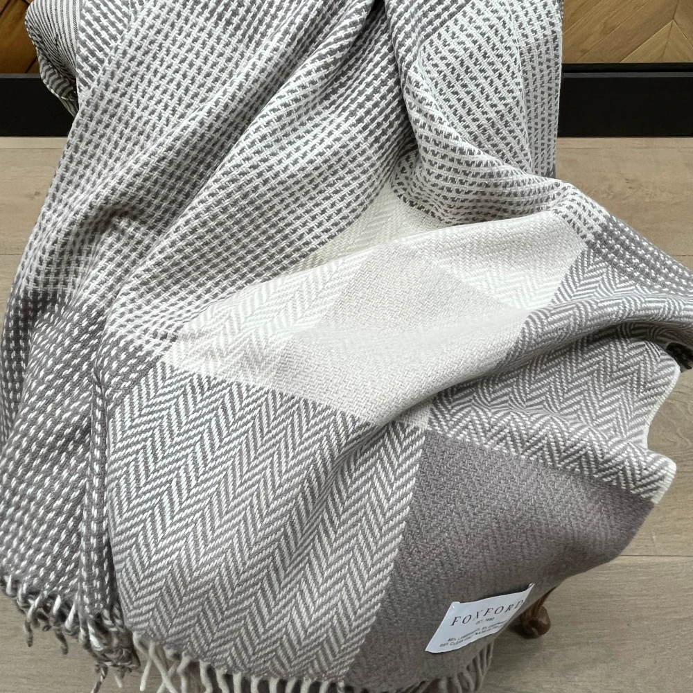 Plaid Cashmere Merino von Foxford - Cream Blocks Plaid Cashmere Merino von Foxford - Cream Blocks