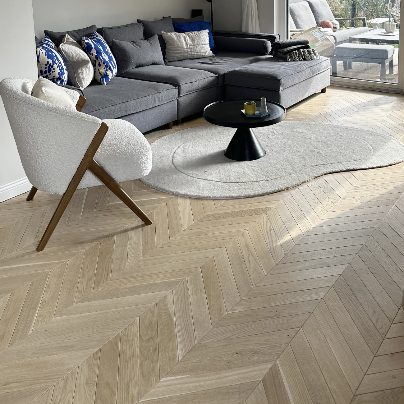 Französisches Fischgrät-Parkett Eiche Antik Creamy Horse Chevron Antikparkett