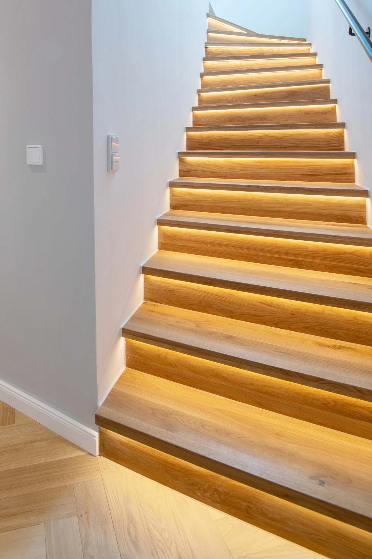 Treppen Clear White Massivparkett, helles Fischgrätparkett