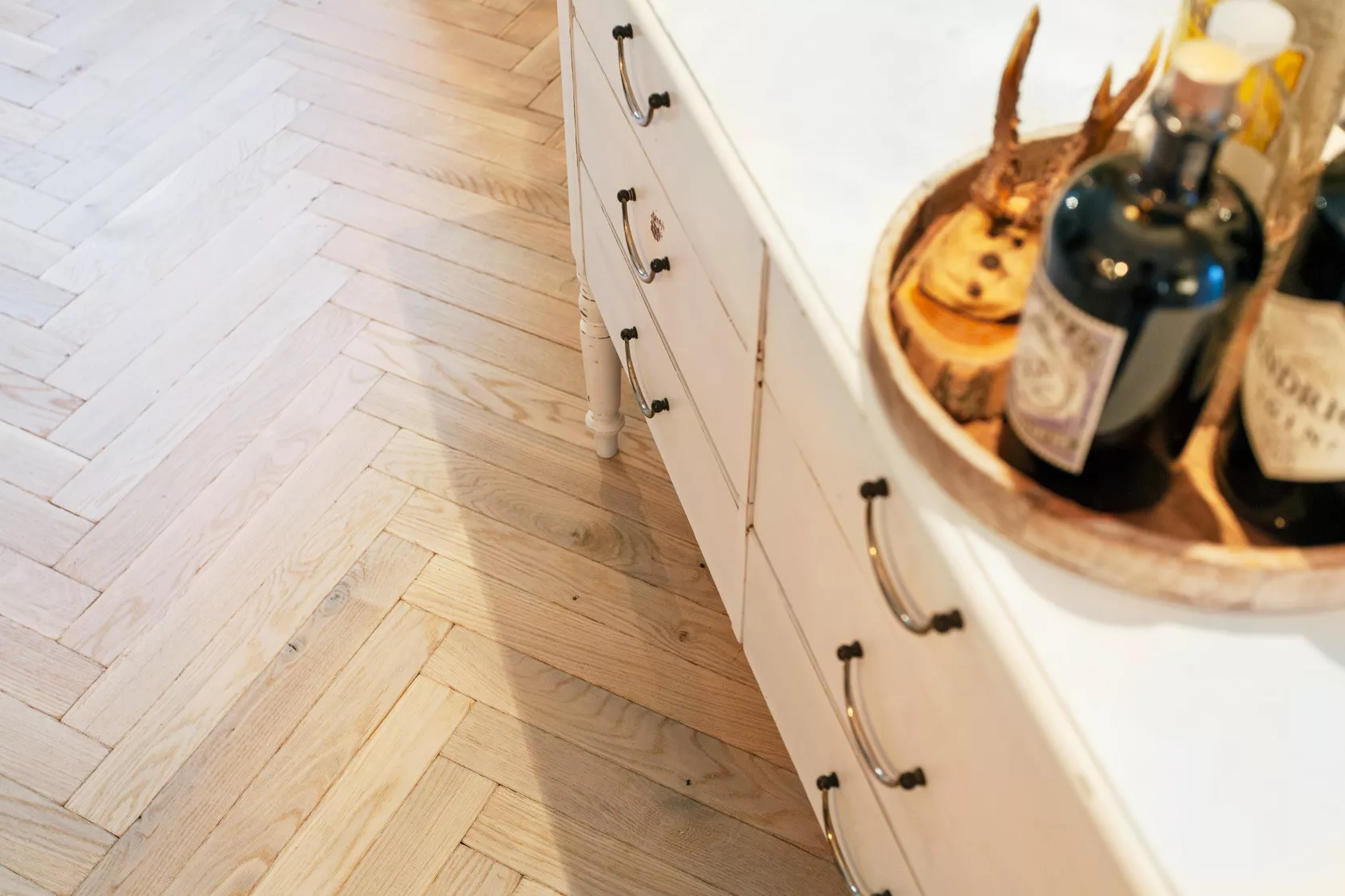 Helles Fischgrätparkett mit Antikbearbeitung