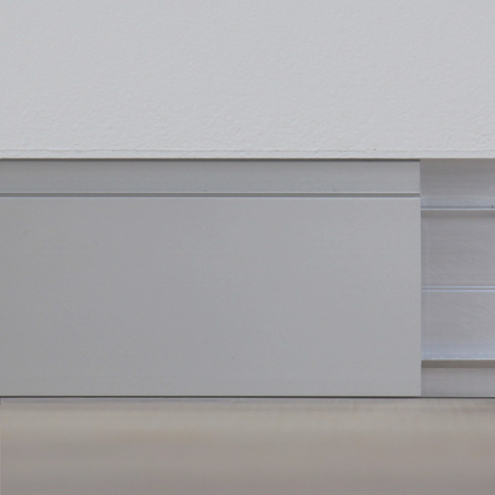 Wandbündige Sockelleiste mit Schattenfuge Wandbündige Sockelleiste mit Metallprofil