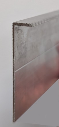 Aluminiumprofil für wandbündige Sockelleisten mit Abschrägung vorne