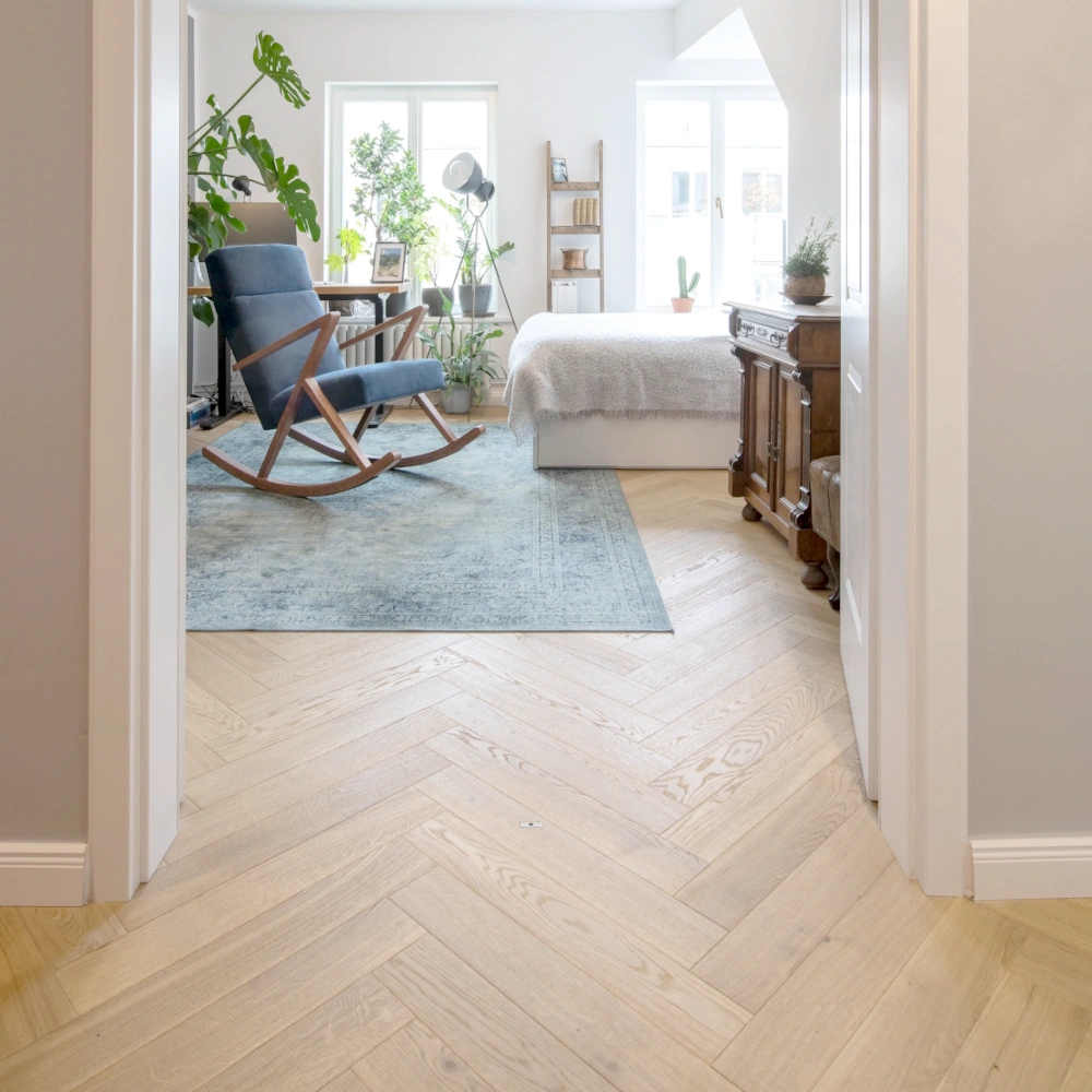 Fischgrät Sägerau Clear White, Eiche massiv Massivparkett, helles Fischgrätparkett