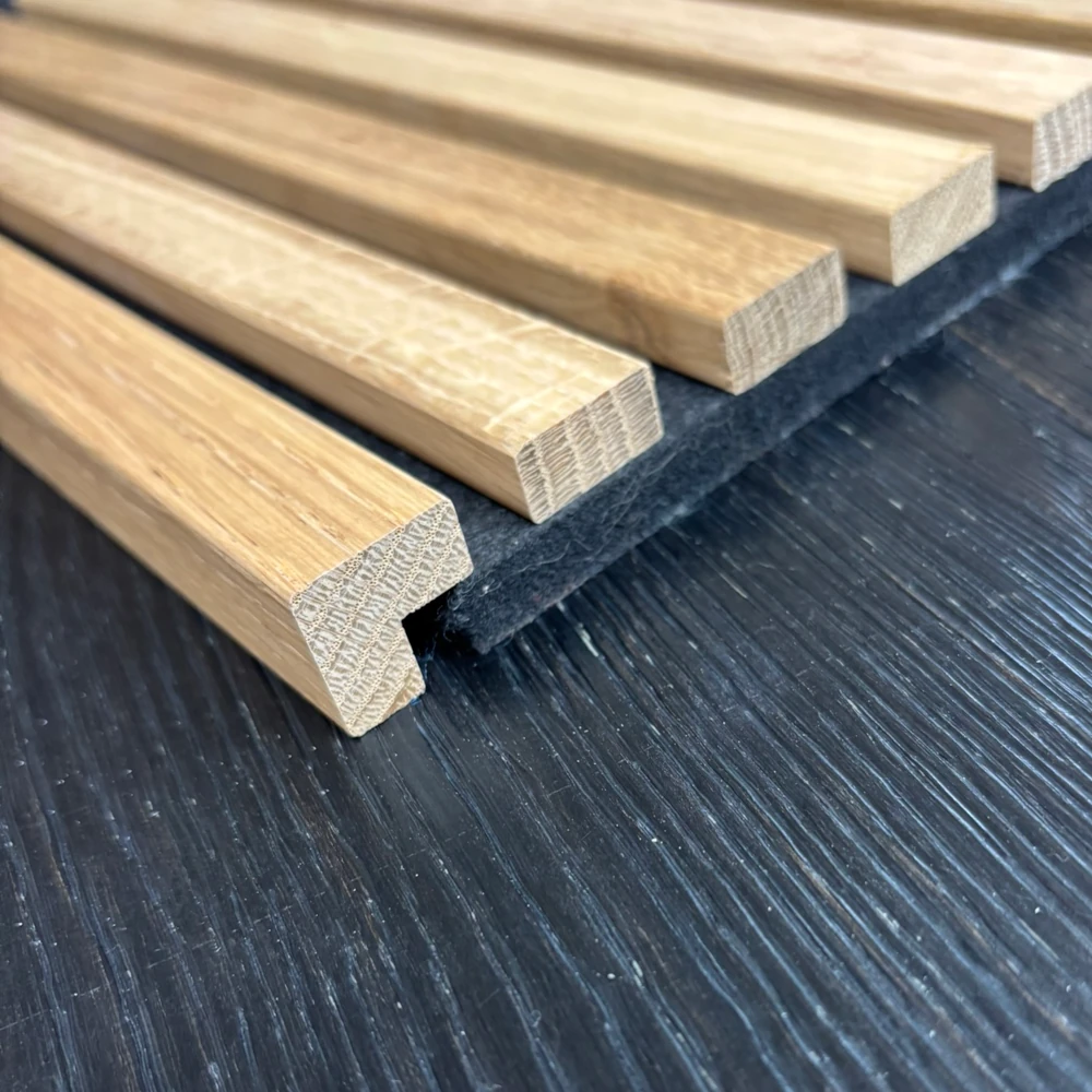 Abschlussleisten für Akustikpaneele aus massiver Eiche