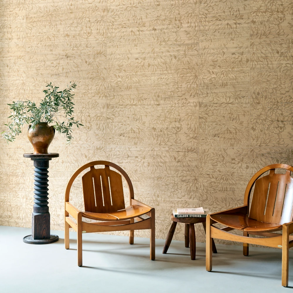 Ajoura – Birch – 48061 Exklusive Naturfasertapete mit Stühlen