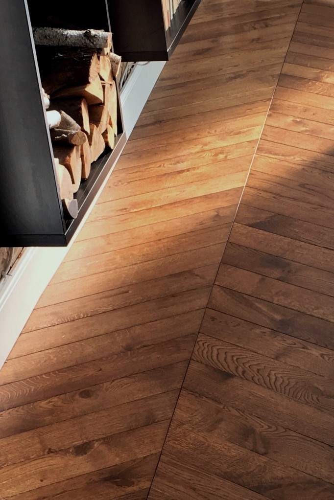 Französisches Fischgrät-Parkett 60° - Chevron - Eiche Chestnut Rustic Parkett kastanienbraun, Altbausanierung, dunkelbraunes Parkett