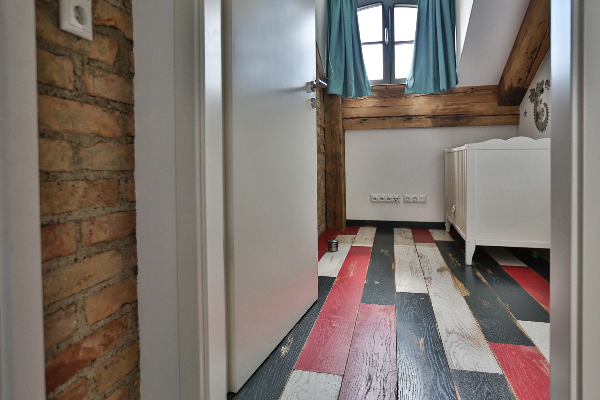 Vintage-Dielen Loft Rot Farbige Vintage Dielen aus Eiche Kinderzimmer