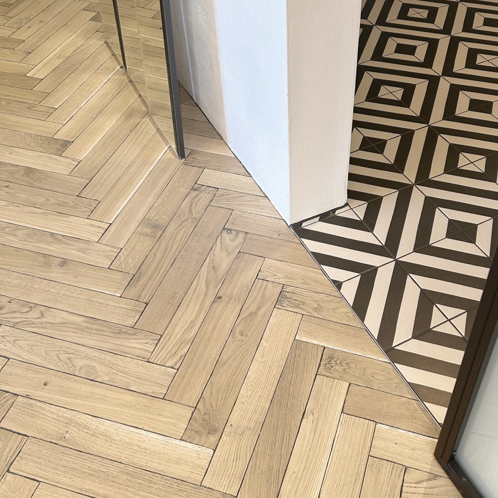 Fischgrätparkett Eiche Antik Shadow Horse Massivholzparkett mit farblich abgesetzten Kanten