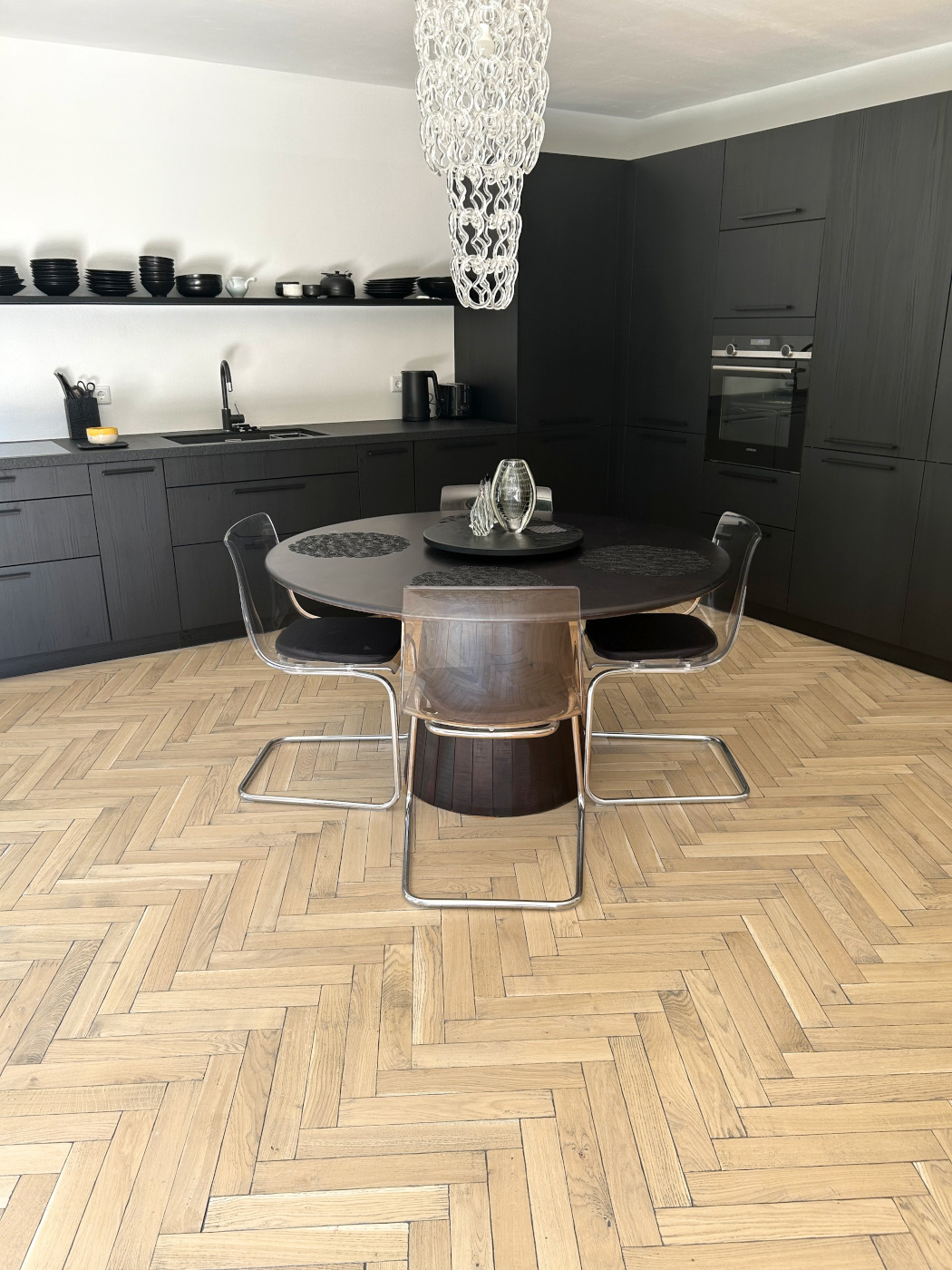 Massivholzparkett mit farblich abgesetzten Kanten