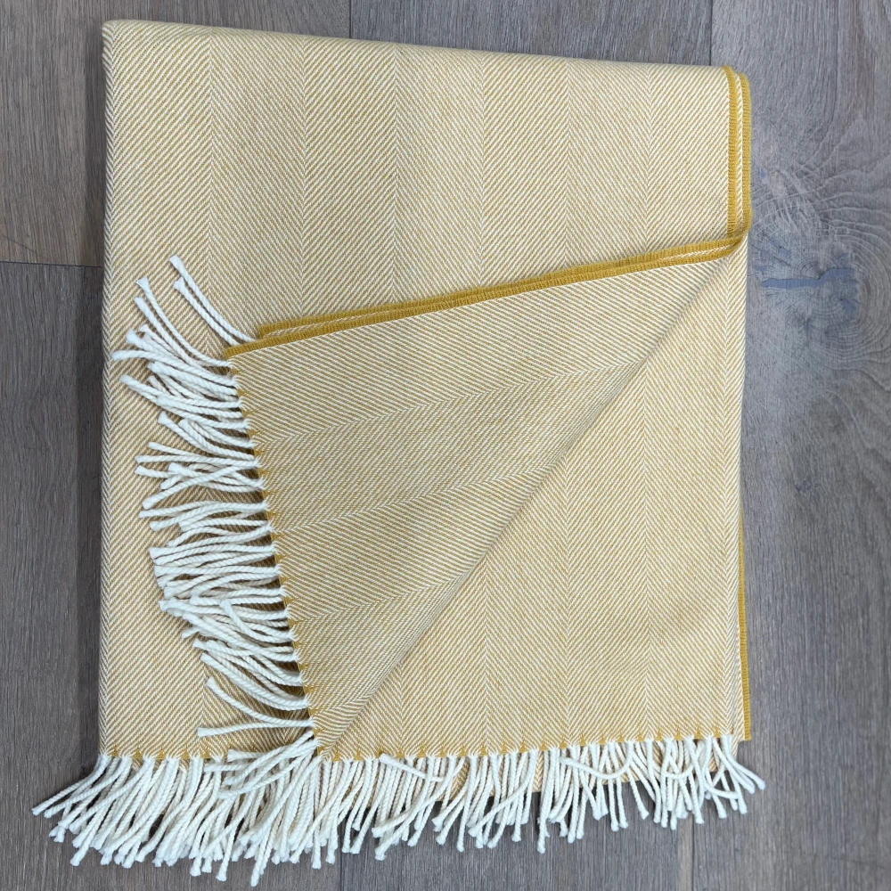 Plaid Cosy Lambswool - Kurkuma Latte Gelbe Wolldecke Merinowolle Fischgrätmuster
