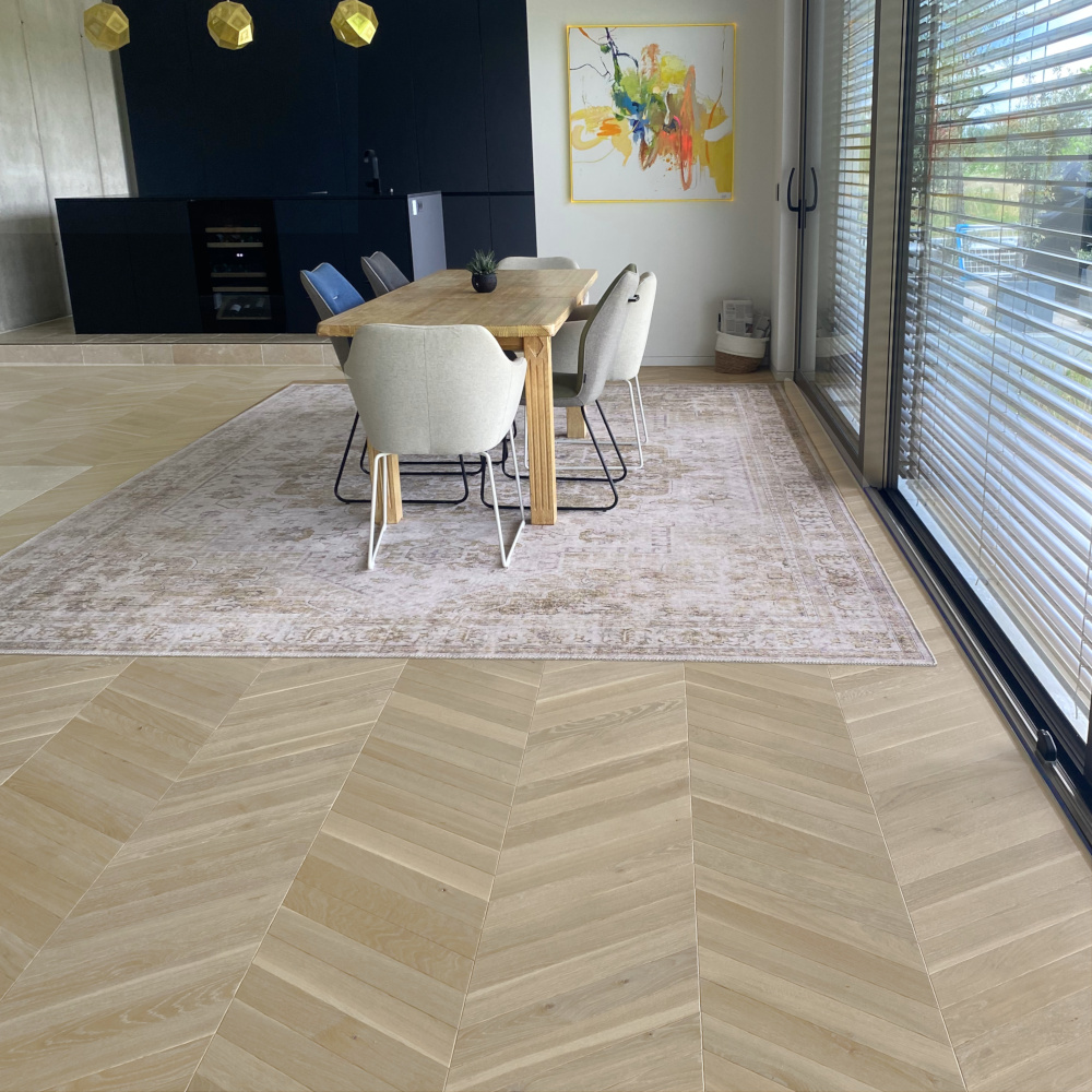 Franz. Fischgrät 60° Eiche Antik Creamy Horse in Robust-Sortierung Helles Chevron mit Antik-Look