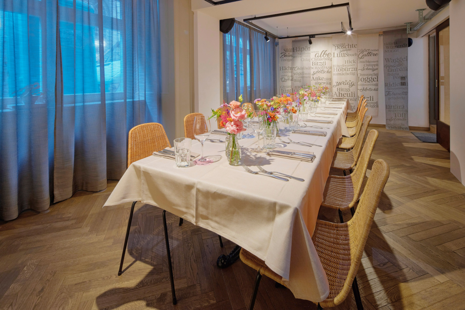 Tafelparkett London Walnut im Restaurant Röschtigrabe Schweiz