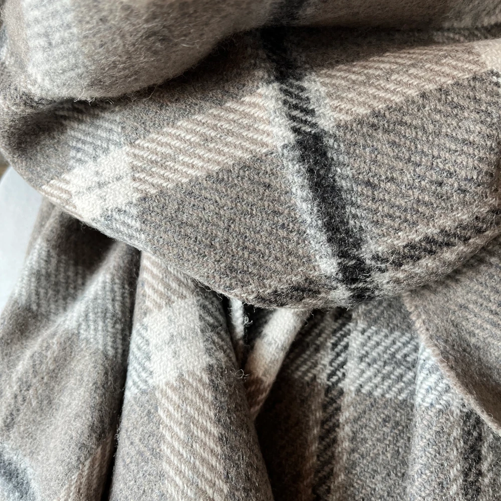 Foxford Wollschal - Grey & Sand Check Weiche Lambswool, made in Ireland